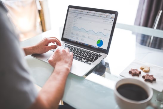 Utente analizza i dati su Analitycs di una campagna SEM di Pay Per Click