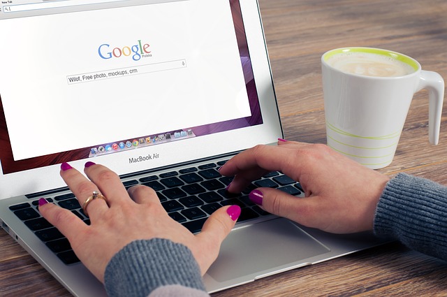Utente che effettua una ricerca su Google