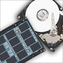 Un Hard Disk Drive ed un Solid State Drive aperti