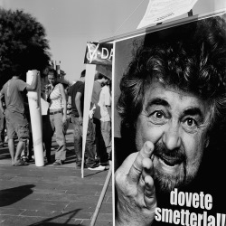 Gigantografia del volto di Beppe Grillo al V-DAY
